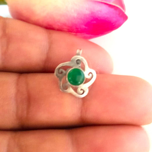 Handmade Pure Silver Uncut Emerald Nose Pin ( Non - Pierced ) - Enumu