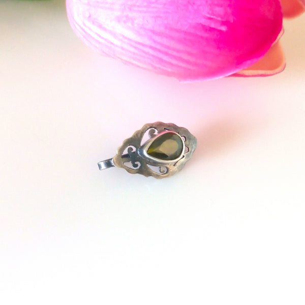 Pure Silver Olive Green Nose Pin ( Non - Pierced ) - Enumu